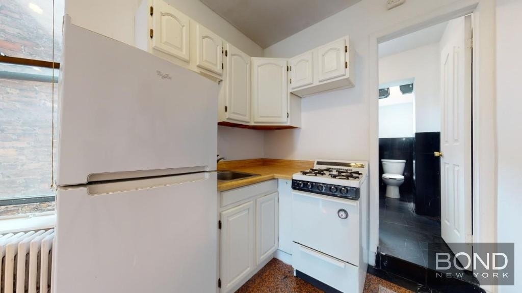 East 10th Street - Photo 3