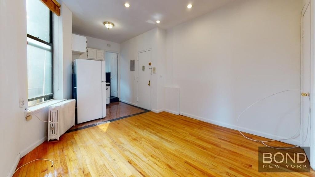 East 10th Street - Photo 12