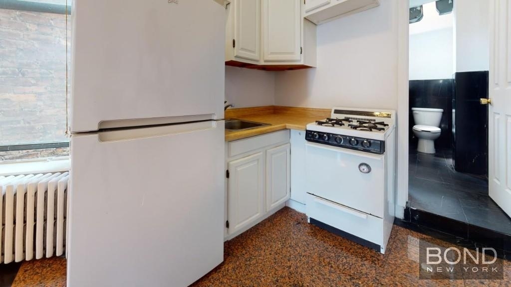 East 10th Street - Photo 10