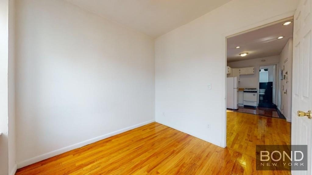 East 10th Street - Photo 4