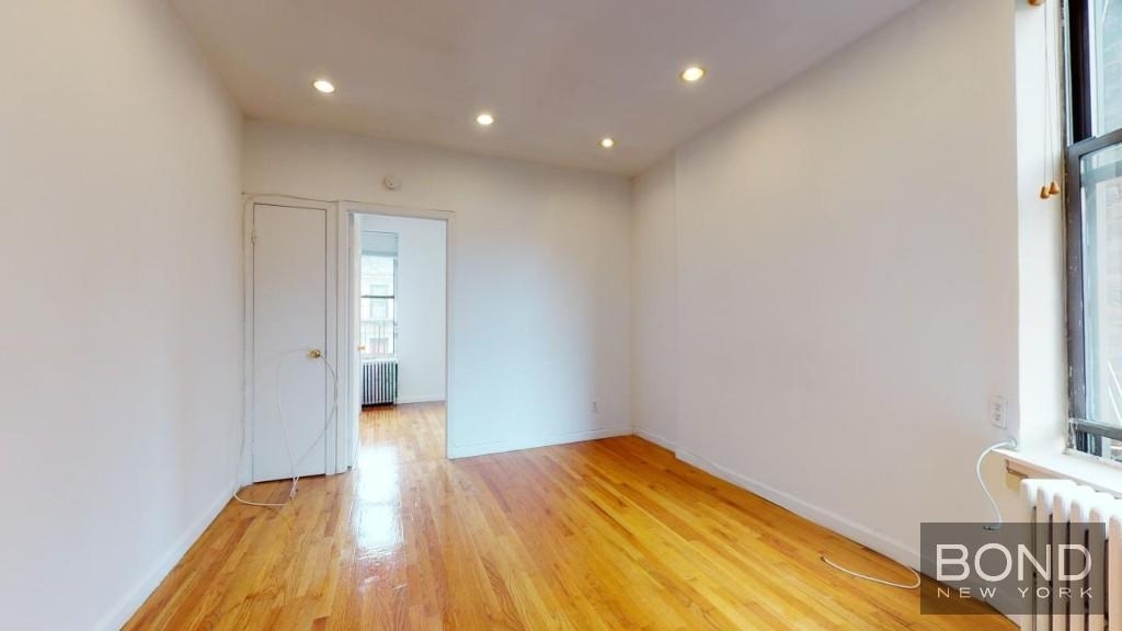 East 10th Street - Photo 5