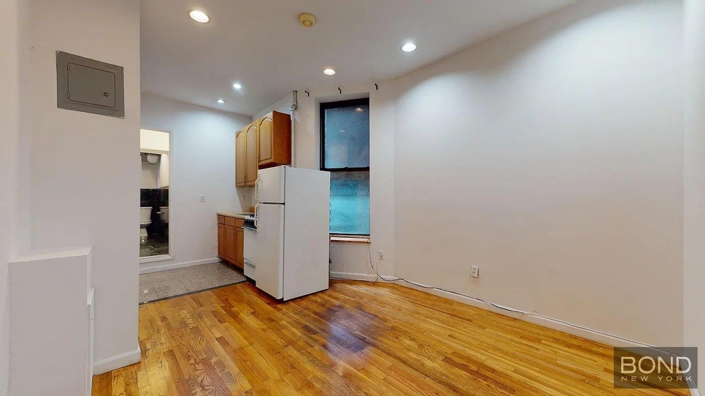 East 10th Street - Photo 3