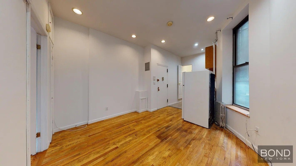 East 10th Street - Photo 4