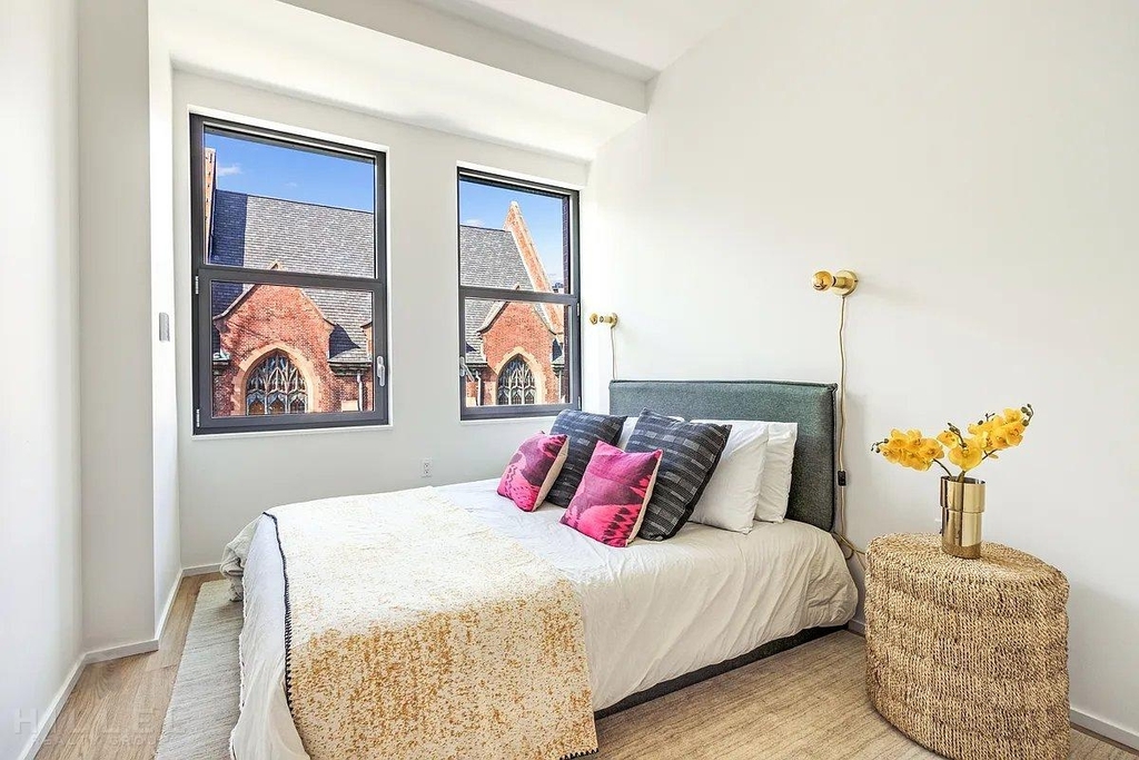 Sterling Place - Photo 2