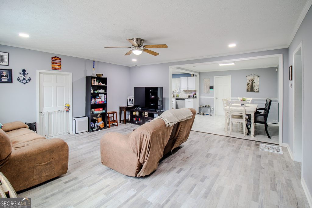 579 Lynmore Avenue - Photo 3