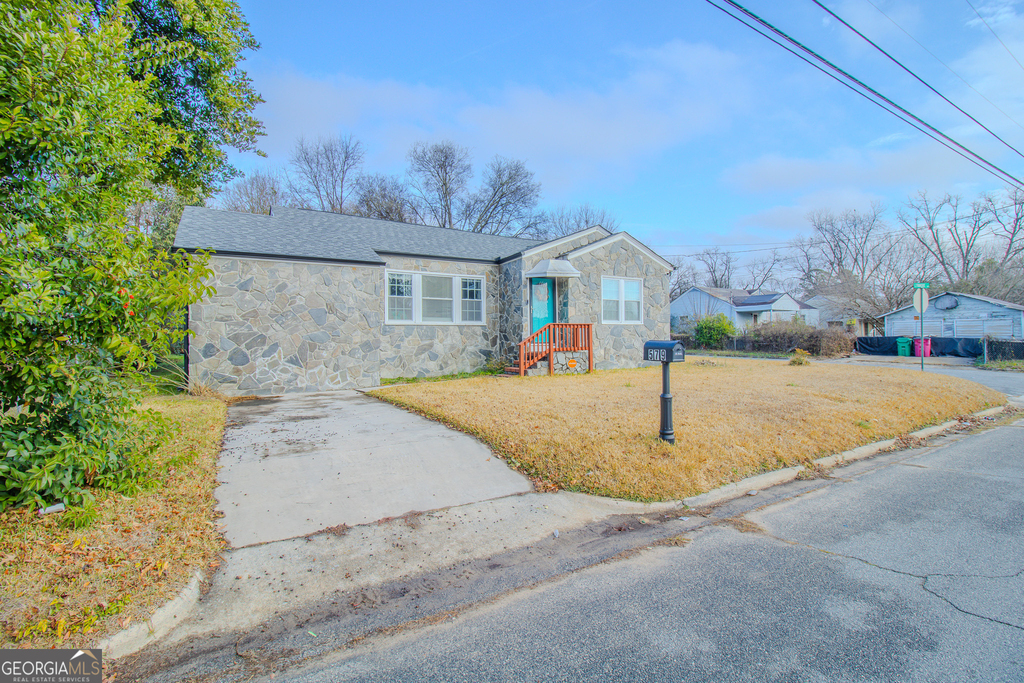 579 Lynmore Avenue - Photo 1