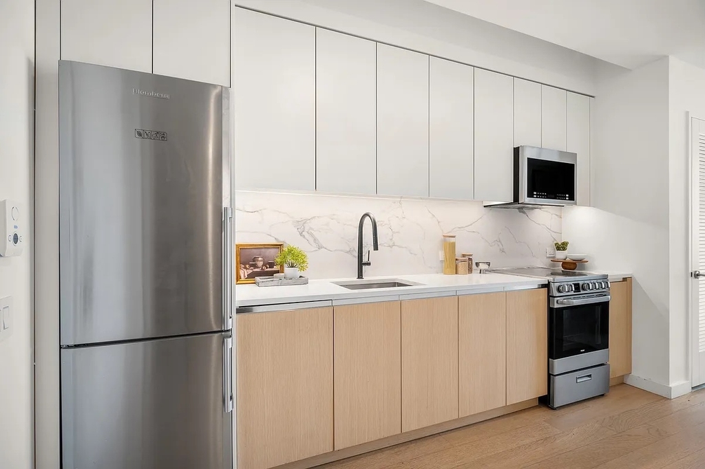 123 Linden Boulevard - Photo 2