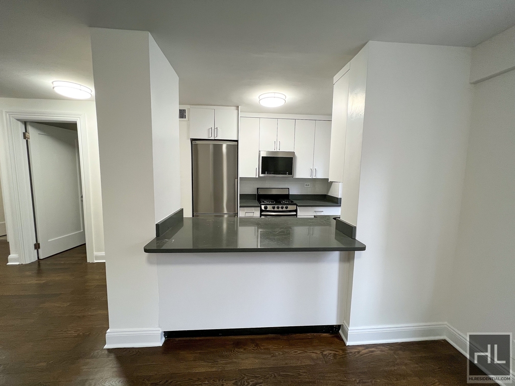 East 56 Street - Photo 3