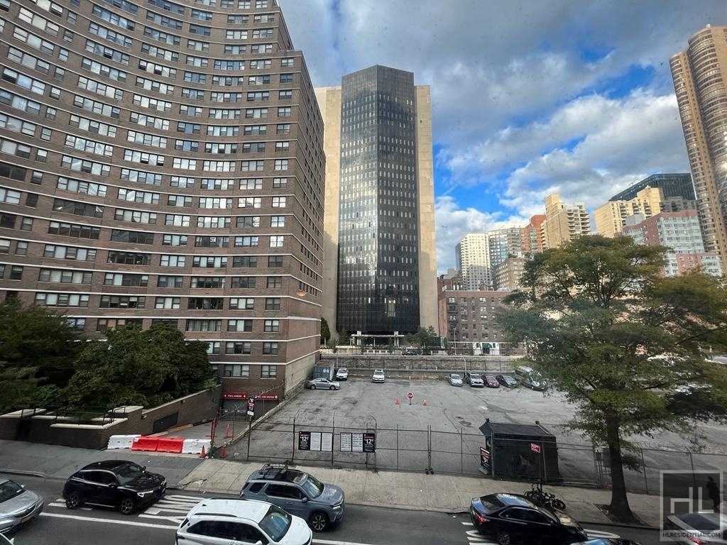 East 36 Street - Photo 4