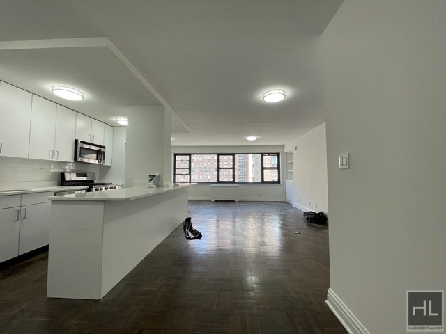 East 56 Street - Photo 1