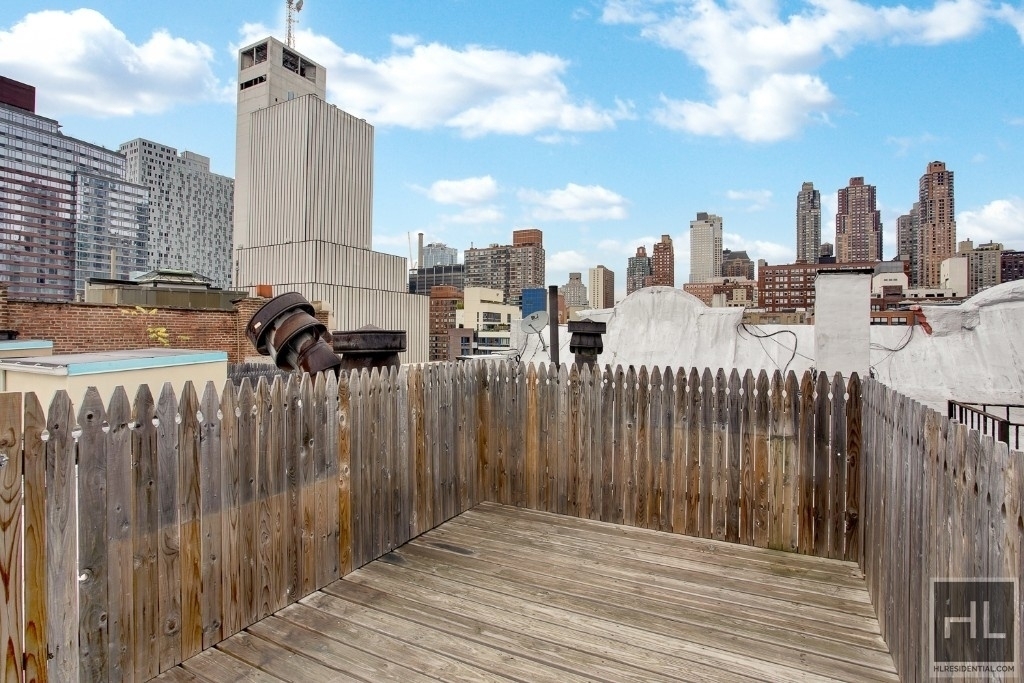 W 52nd St. - Photo 6