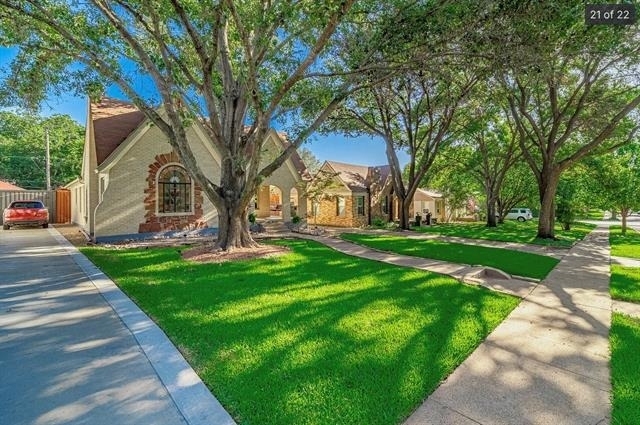 915 Stewart - Photo 2