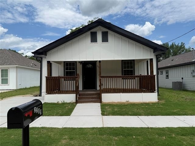 2209 Wellington Street - Photo 2