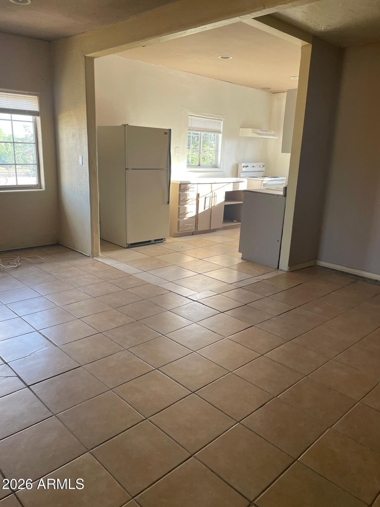 1165 E 10th Street - Photo 5