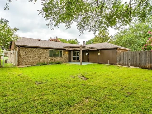 808 Sandhurst Drive - Photo 3