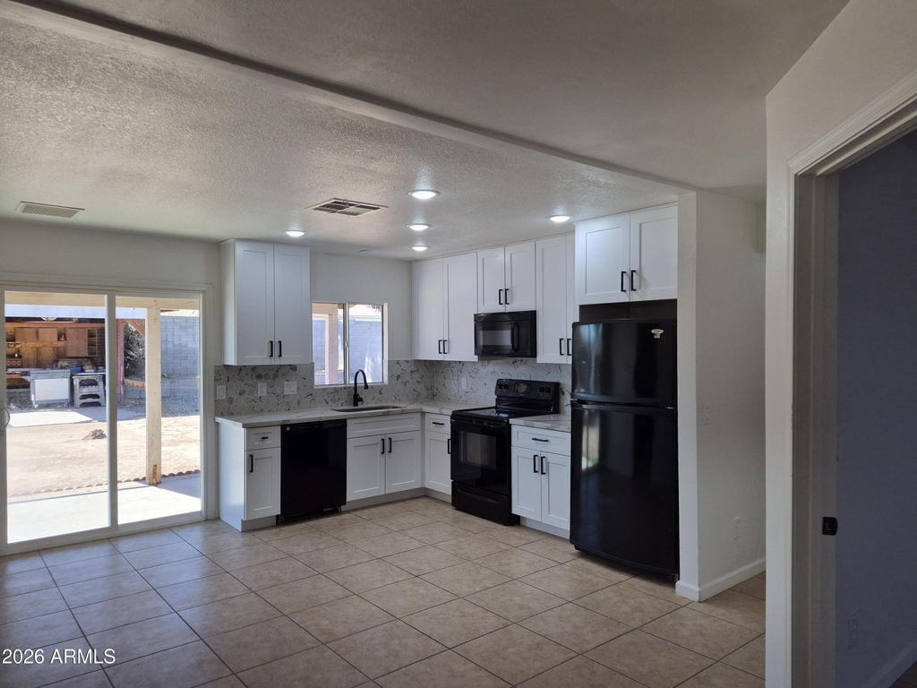 108 W Topeka Drive - Photo 4
