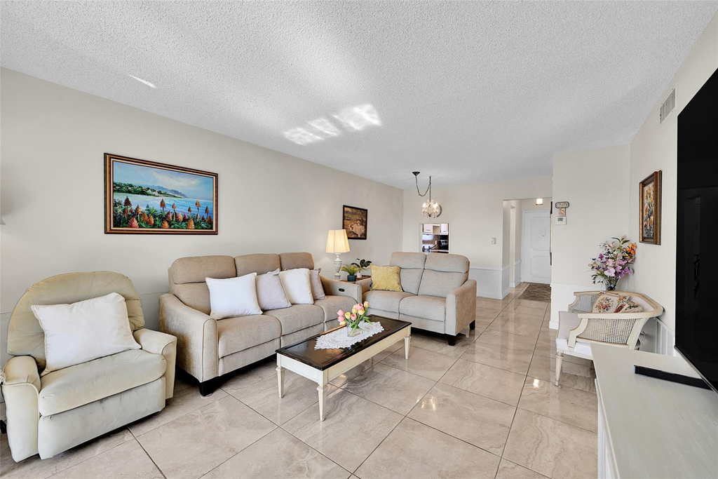 2350 Ne 14th Street Causeway - Photo 3