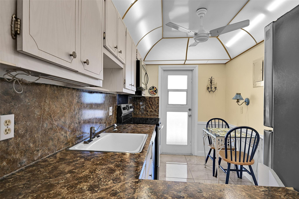 2350 Ne 14th Street Causeway - Photo 13
