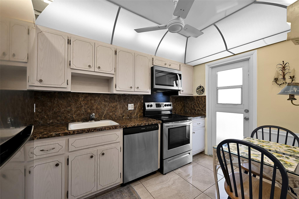 2350 Ne 14th Street Causeway - Photo 12