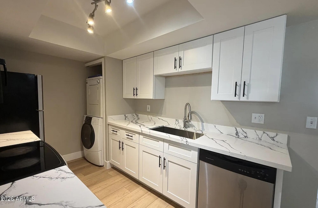 740 W Elm Street - Photo 8
