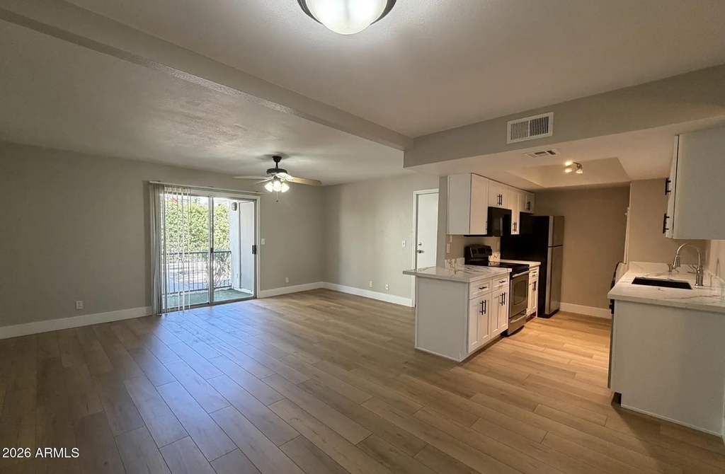 740 W Elm Street - Photo 6