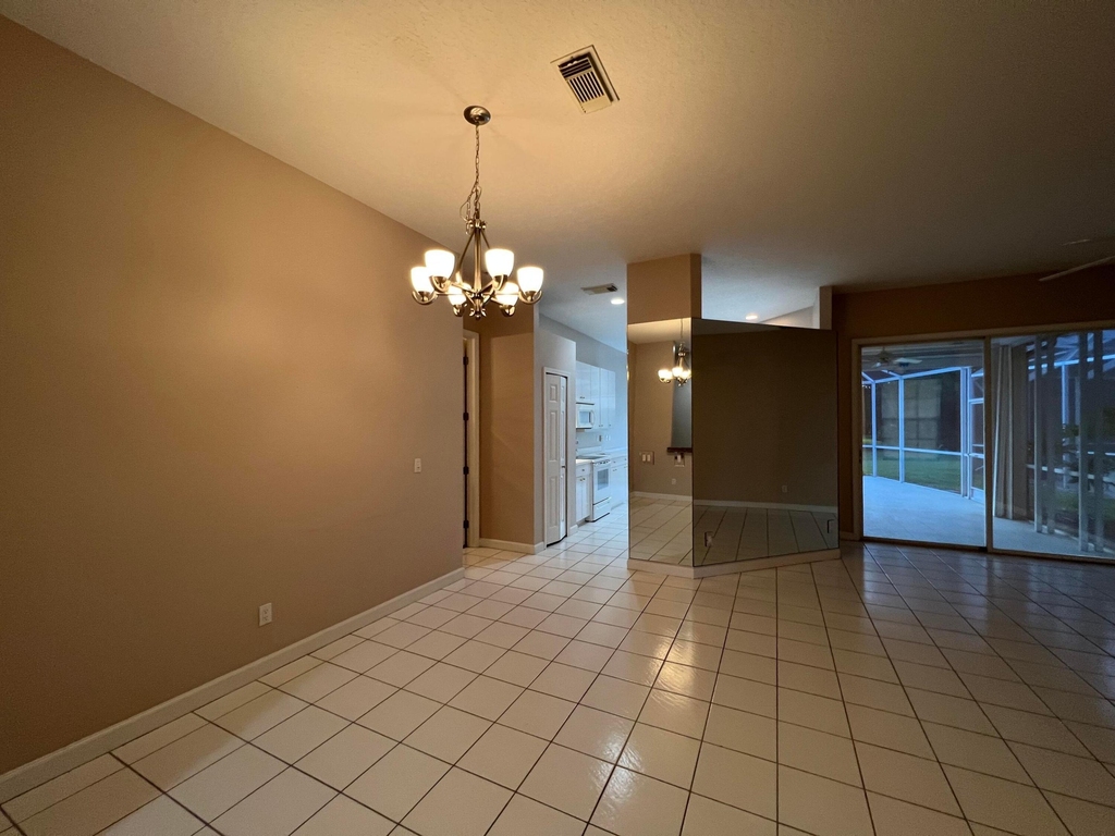 557 Sw New Castle Cove - Photo 2