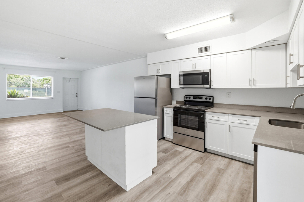 1880 Se 3rd Street - Photo 7