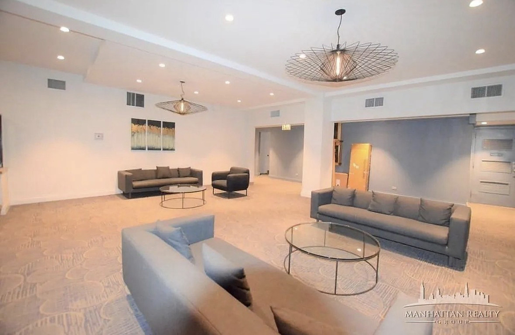 East 39th Street - Photo 6