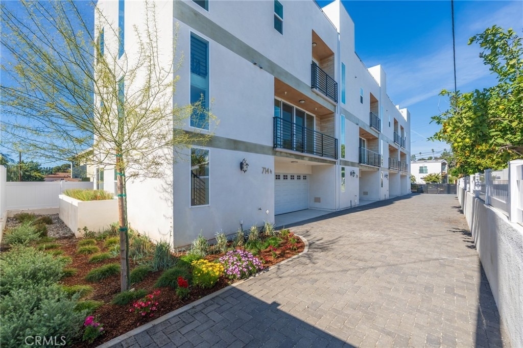 714 N Chestnut Avenue - Photo 1