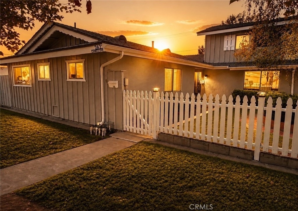 2621 Damien - Photo 0