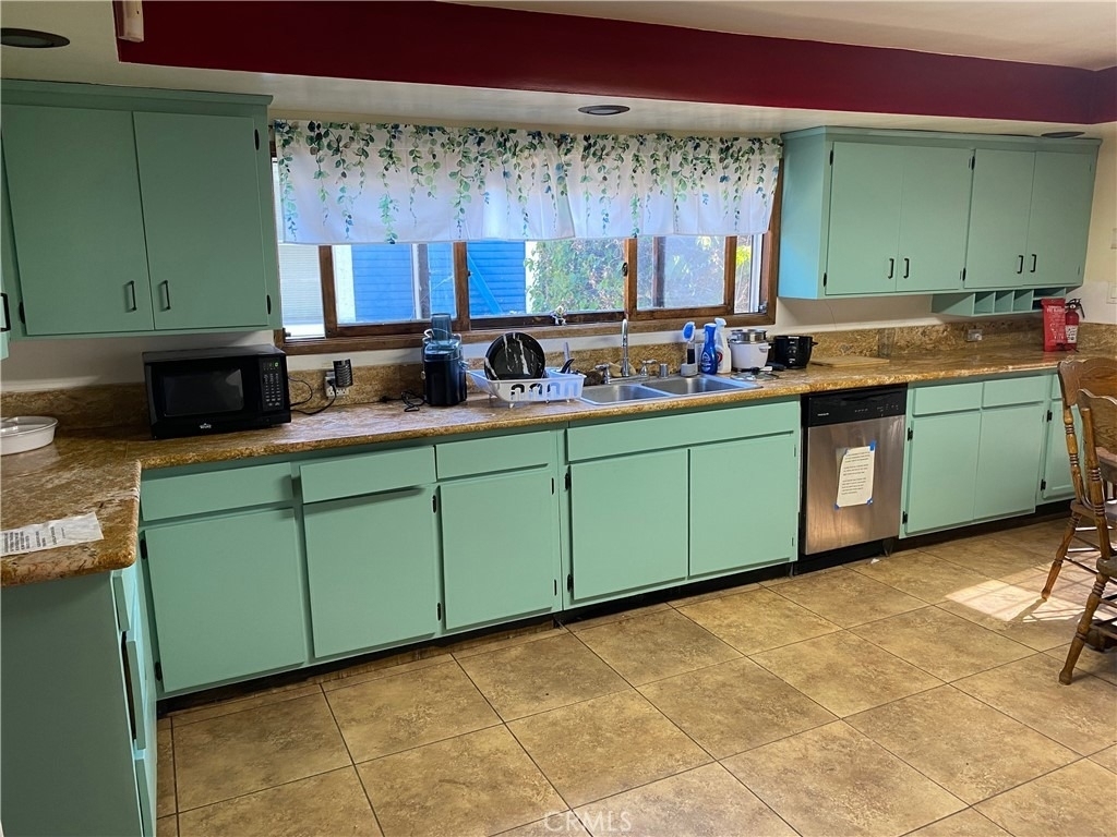 2707 S La Salle Ave - Photo 1