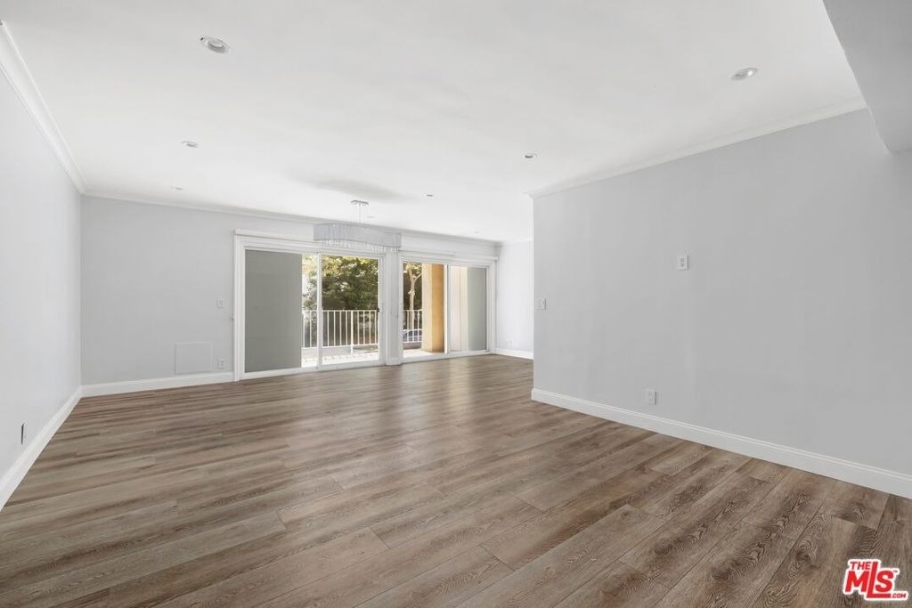 423 S Rexford Drive - Photo 1