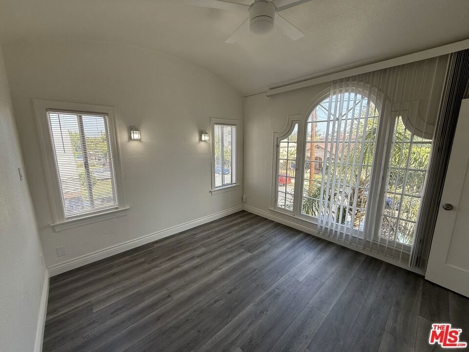 1462 W 36th Street - Photo 4