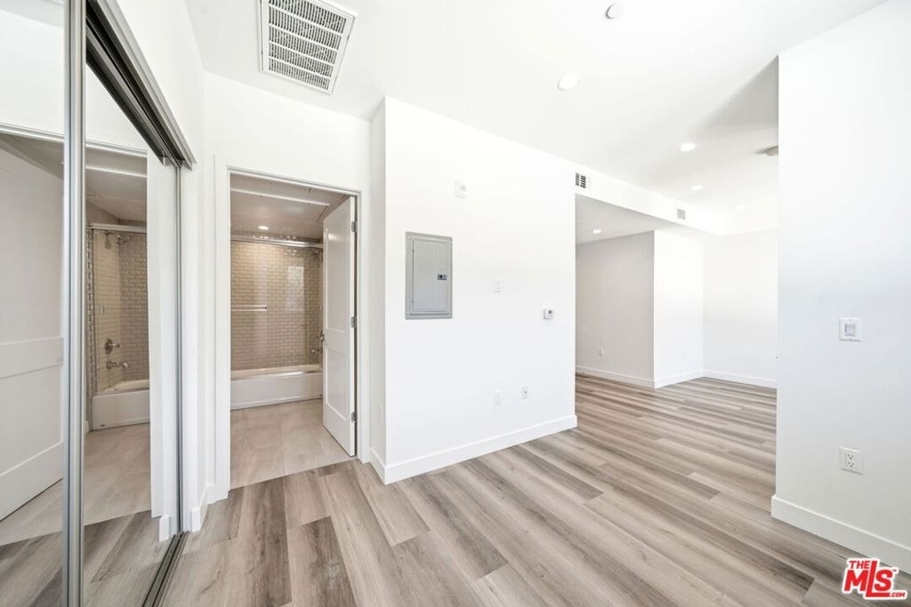 667 N Wilton Place - Photo 9