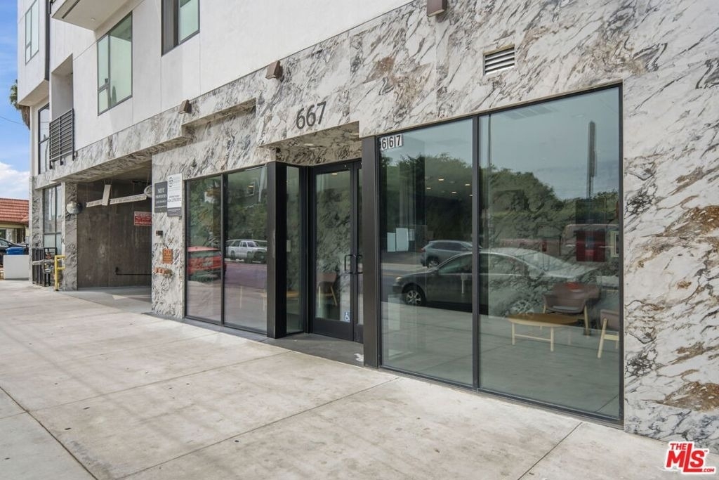 667 N Wilton Place - Photo 15