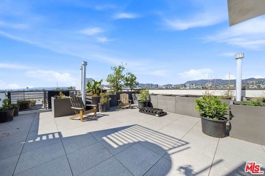 667 N Wilton Place - Photo 13