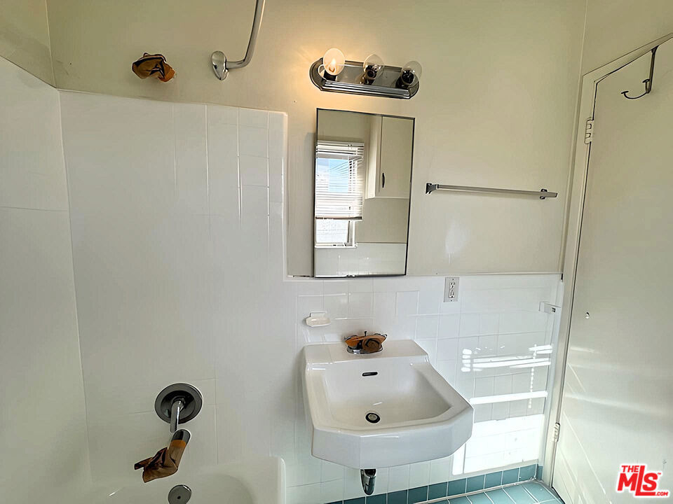 470 S Mariposa Avenue - Photo 10