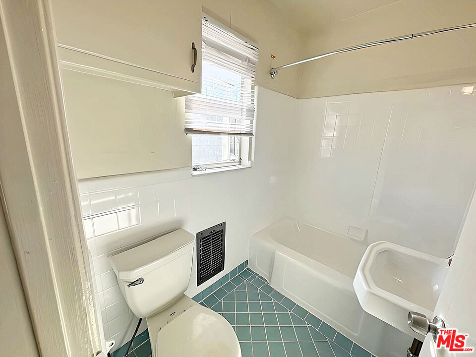 470 S Mariposa Avenue - Photo 9