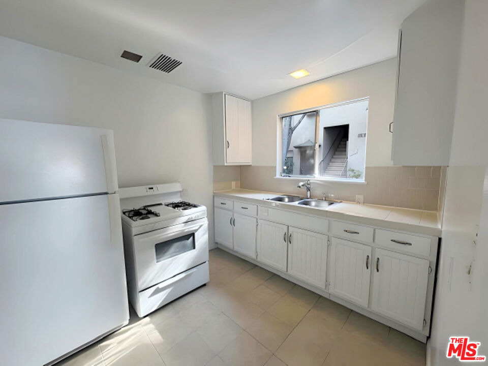 470 S Mariposa Avenue - Photo 4