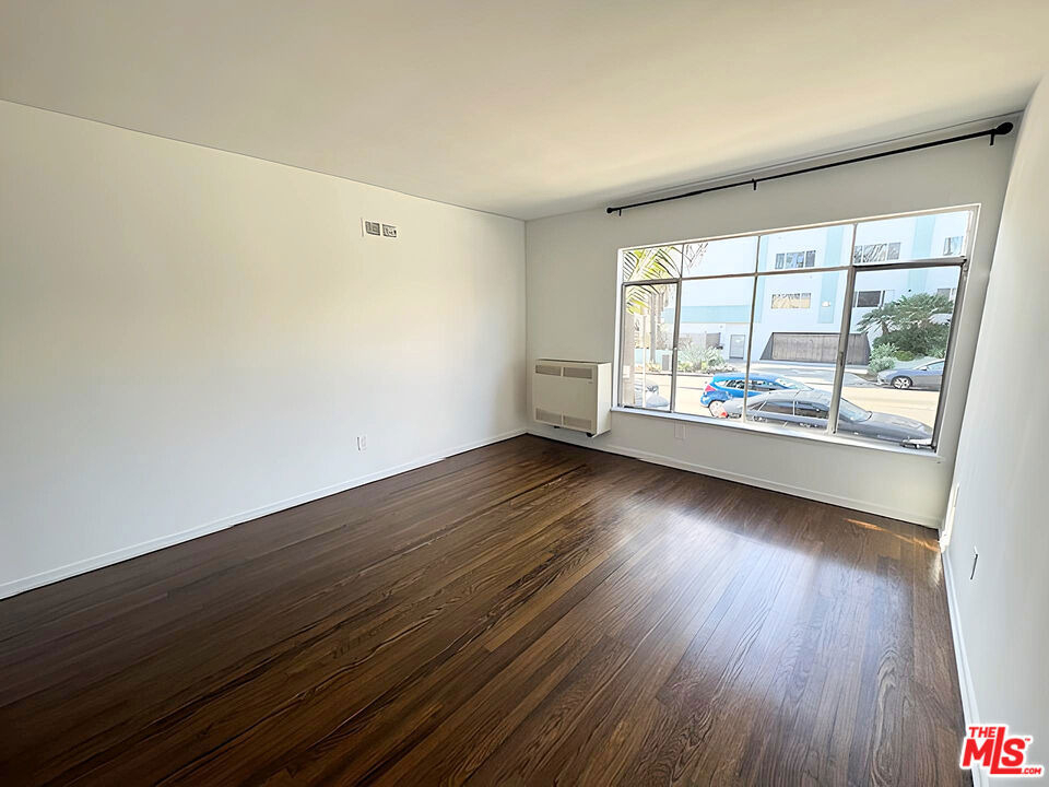 470 S Mariposa Avenue - Photo 2