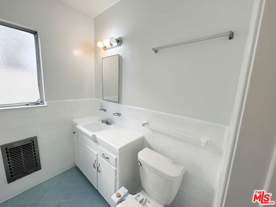 470 S Mariposa Avenue - Photo 8