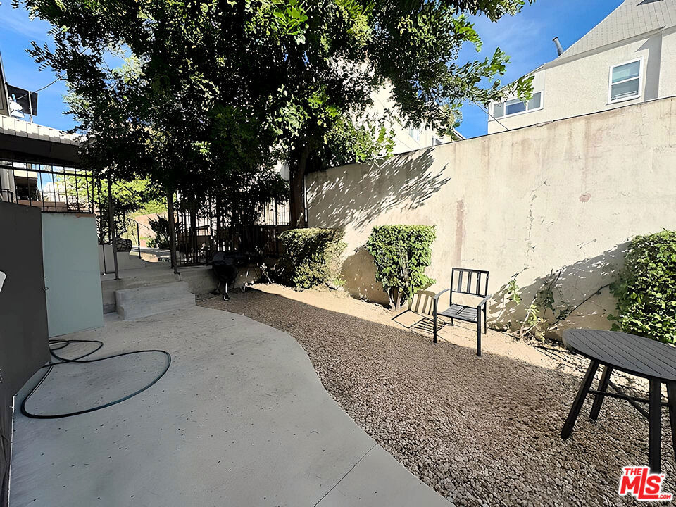 470 S Mariposa Avenue - Photo 13