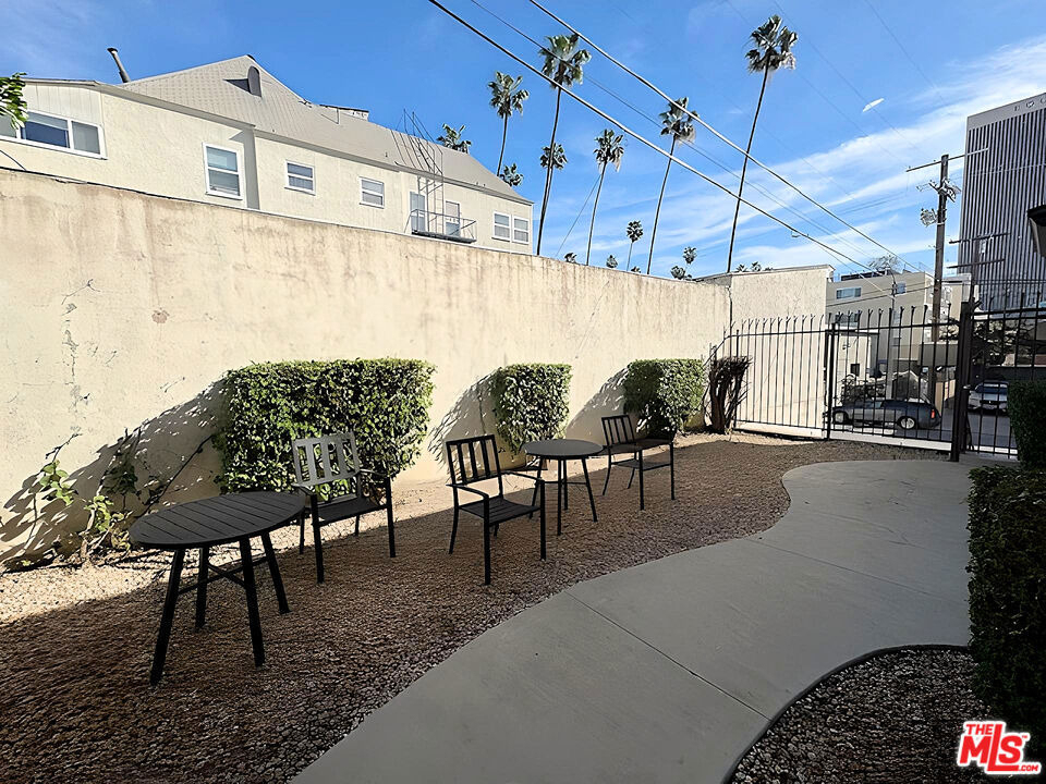 470 S Mariposa Avenue - Photo 15