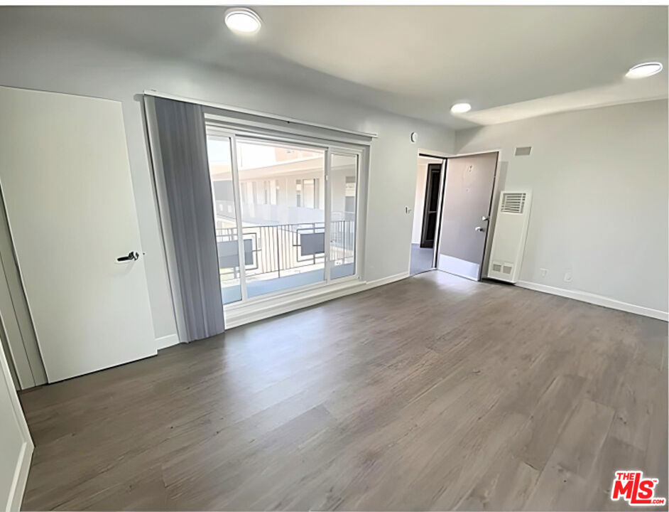 228 S Mariposa Avenue - Photo 6