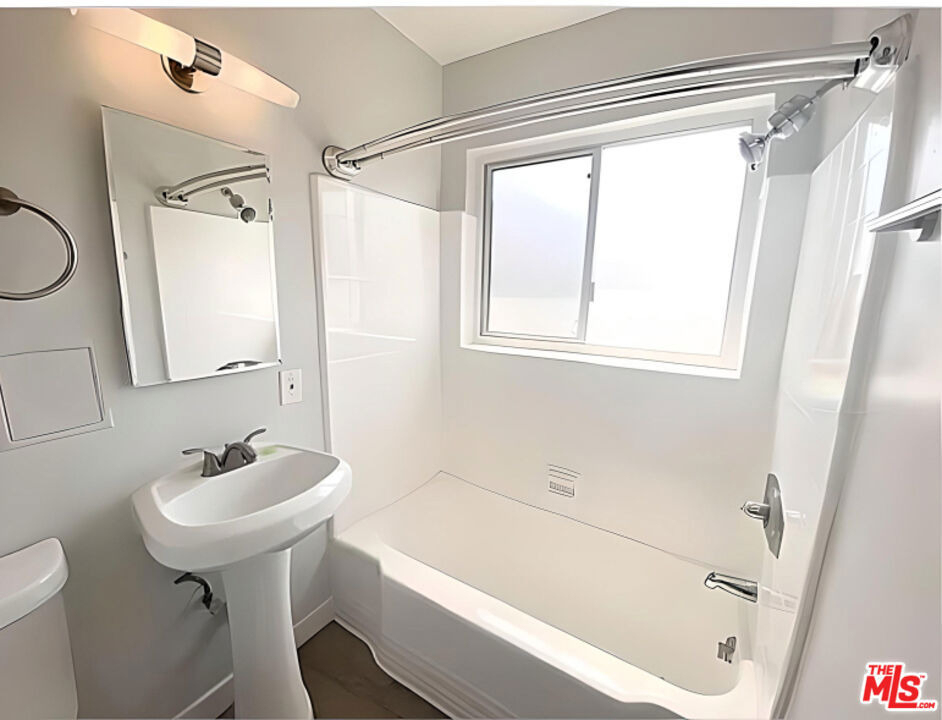 228 S Mariposa Avenue - Photo 9