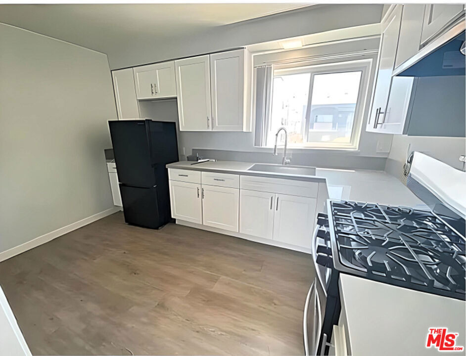 228 S Mariposa Avenue - Photo 3