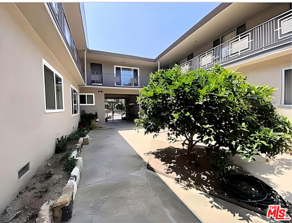 228 S Mariposa Avenue - Photo 10