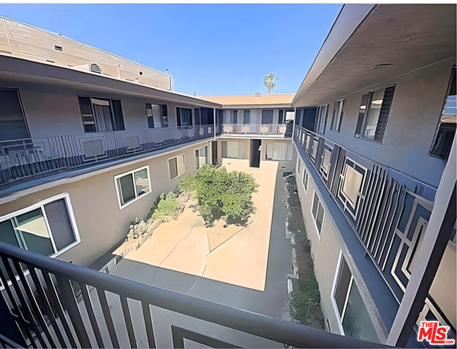 228 S Mariposa Avenue - Photo 12