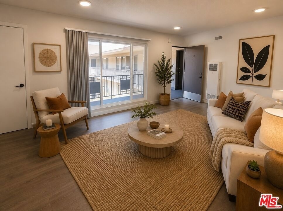 228 S Mariposa Avenue - Photo 2