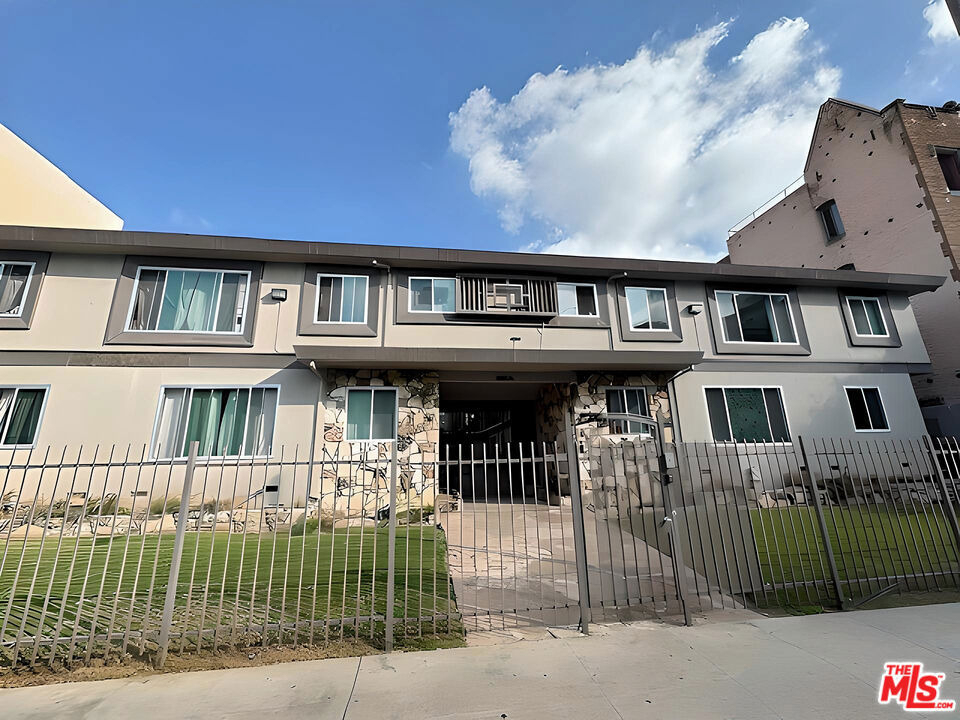 228 S Mariposa Avenue - Photo 0